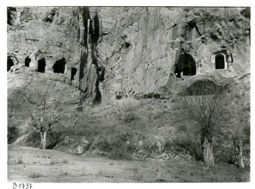 B 1737: Höhlen der westlichen Seite der 'Kleinen Schlucht' und weiter östlich