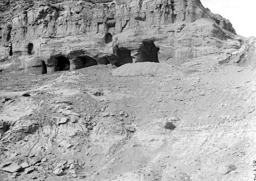 B1738: Östlichste Gruppe mit vier Höhlen und mehreren Nischen für Lehmskulpturen. (B_1738_Kiz_219-.jpg)