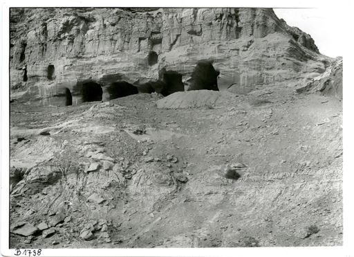 B 1738: Östlichste Gruppe mit vier Höhlen und mehreren Nischen für Lehmskulpturen.