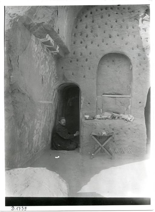 B 1739: Grünwedel kopiert Malereien im linken Seitengang. Lehrszenen an der linken Seitenwand, Dübellöcher um die Zentralnische. An den Seitenwänden der Cella sind Lehrszenen zu erkennen