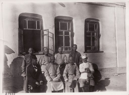 B1740: Prof. Bobrownikov (der russische Konsul), der Tan Tai,der Kia Kai und anderer (Turfan_II_45_B_1740.jpg)
