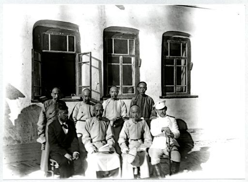 B1740: Prof. Bobrownikov (der russische Konsul), der Tan Tai,der Kia Kai und anderer (B_1740_pos.jpg)