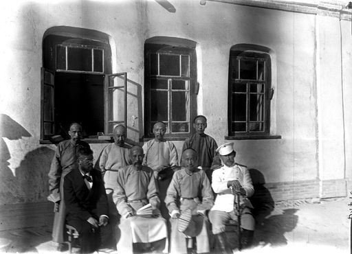 B 1740: Prof. Bobrownikov (der russische Konsul), der Tan Tai,der Kia Kai und anderer
