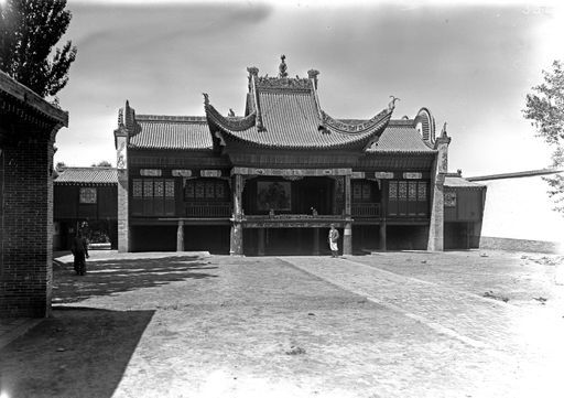 B 1742: Hermann Pohrt vor dem chinesischem Ahnentempel: Zuo wen xiang li, Gedächtnistempel für Gouverneur Zuo Zongtang, der 1878 Aufständische niederwarf
