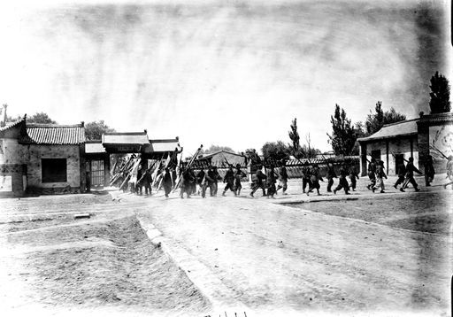 B 1744: Ankunft des Fu Tai in seinem Yamen (Prozession mit Gewehren und Fahnen durch den Hof eines chinesischen Gebäudekomplexes).