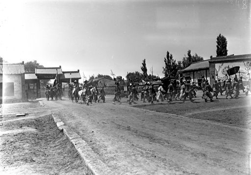 B 1745: Ankunft des Fu Tai in seinem Yamen (Prozession von Chinesen mit einer Sänfte durch den Hof eines chinesischen Gebäudekomplexes).