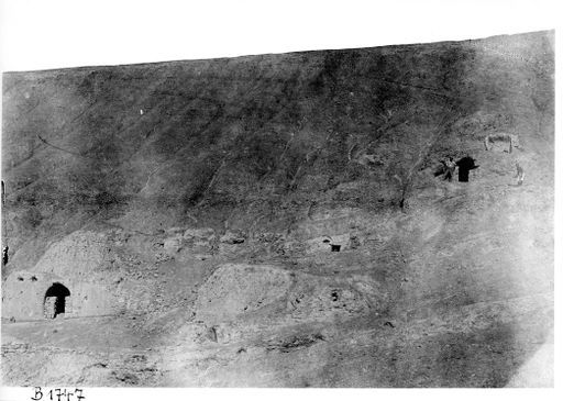 B 1747: Theodor Bartus und Helfer vor Eingang zu einer von 2 Höhlen mit Ziegelgewölbe-Vorbauten (oben rechts), unten : Stūpa-Tempel