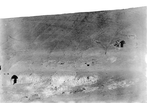 B1747: Theodor Bartus und Helfer vor Eingang zu einer von 2 Höhlen mit Ziegelgewölbe-Vorbauten (oben rechts), unten : Stūpa-Tempel (B_1747_TV_Personen_Hoehlen_Gebaeude.jpg)