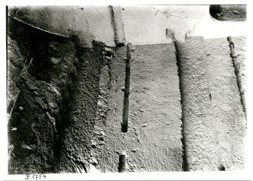 B 1754: Cella einer Kulthöhle mit Vertiefungen an der linker Seitenwand am Gewölbe und in der Hauptwand: für Holzbalken, Reste von Wandmalereien.
