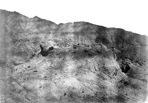 B1755: Lössplateau des Tals und Stūpa-Rest, dahinter Blick auf nördliche Hügelkette (B_1755_Kir_Nord.jpg)