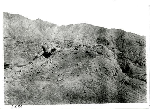 B 1755: Lössplateau des Tals und Stūpa-Rest, dahinter Blick auf nördliche Hügelkette