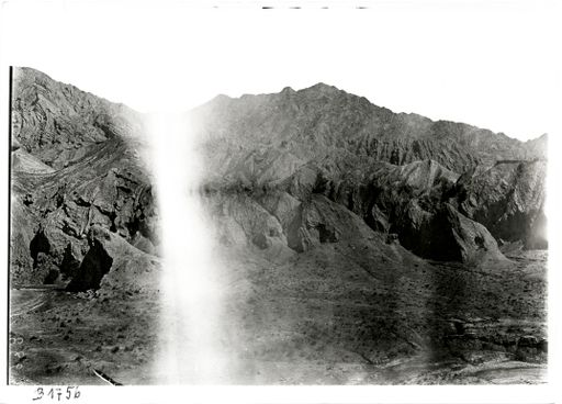 B1756: Blick auf nördliche Hügelkette, mit Höhlen in der Mitte des Tales im Vordergrund (B_1756_pos.jpg)