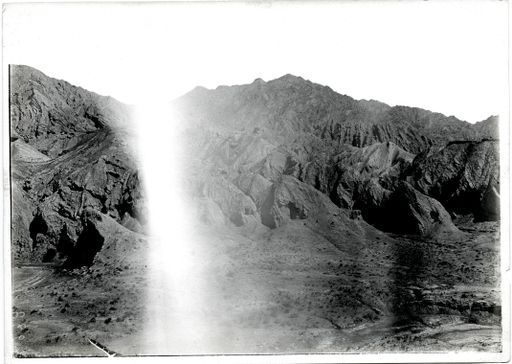 B 1756: Blick auf nördliche Hügelkette, mit Höhlen in der Mitte des Tales im Vordergrund