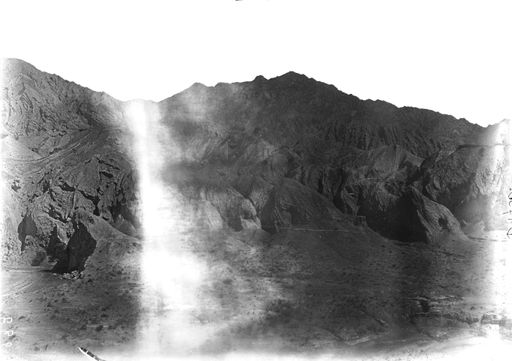 B1756: Blick auf nördliche Hügelkette, mit Höhlen in der Mitte des Tales im Vordergrund (B_1756_Kir_Nord.jpg)