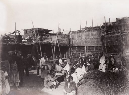 B1757: Zwischen Hütten rastende Bauern, vermutlich in Kirish, aber auf jeden Fall in Kucha. (Turfan_II_46_B_1757.jpg)