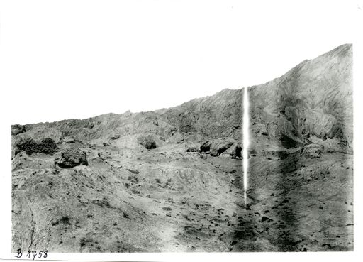 B1758: östlicher Teil der Höhlengruppe im Zentrum des Tals von Simsim von NO gesehen mit Resten von Ziegelbauten (B_1758_pos.jpg)