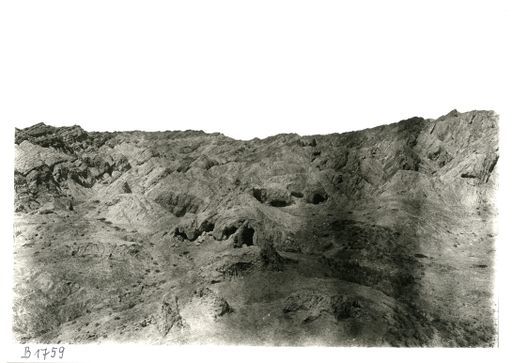 B 1759: Höhlengruppe im Zentrum des Tals von Simsim von NO gesehen