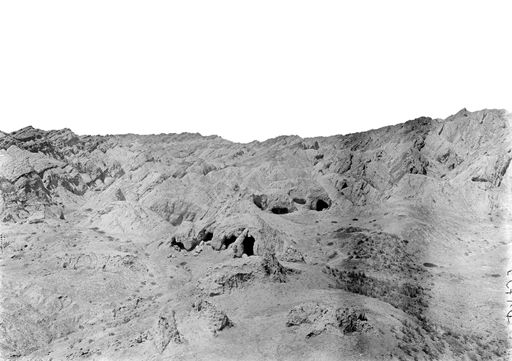 B1759: Höhlengruppe im Zentrum des Tals von Simsim von NO gesehen (B_1759_Kir.jpg)