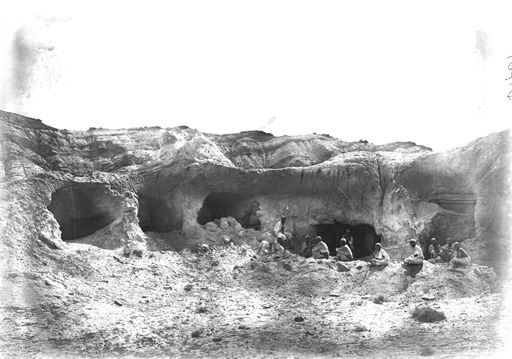 B 1761: Le Coq inmitten seiner Arbeiter bei Grabungsarbeiten an den Höhlen im Westen des Tales vor der Höhle mit den charakteristischen Bögen und Rautenmustern.