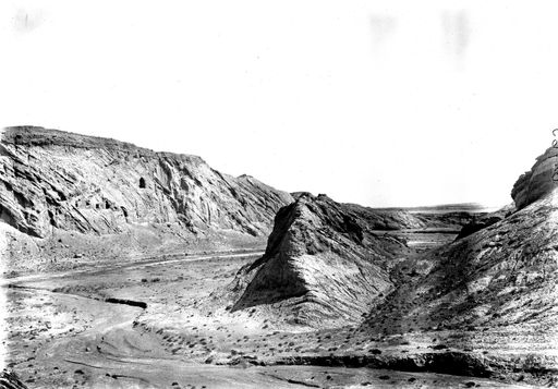 B1765: Blick in das Tal von Norden, links Höhlenöffnungen im Süd- Teil des östlichen Höhenzugs (?) (B_1765_Kir_Ost.jpg)