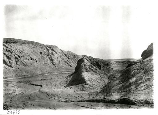 B 1765: Blick in das Tal von Norden, links Höhlenöffnungen im Süd- Teil des östlichen Höhenzugs (?)