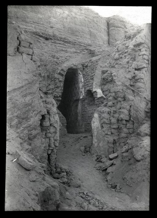 B1767: Blick durch Ziegelvorbauten in Gewölbegang: Szenen in Berglandschaften und Höhlenvorbauten (B_1767_P_11156_Bez_DIA.jpg)