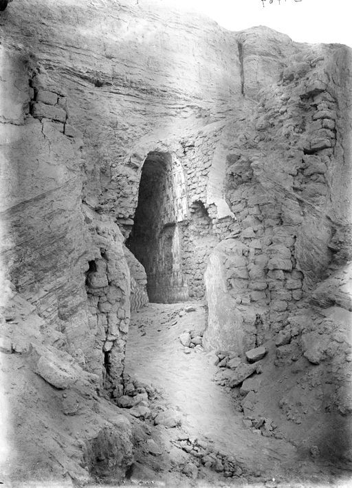B 1767: Blick durch Ziegelvorbauten in Gewölbegang: Szenen in Berglandschaften und Höhlenvorbauten
