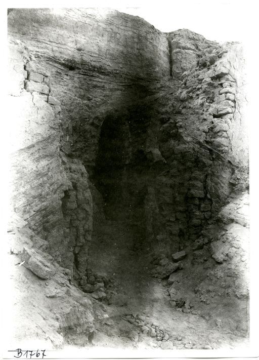 B1767: Blick durch Ziegelvorbauten in Gewölbegang: Szenen in Berglandschaften und Höhlenvorbauten (B_1767_pos.jpg)