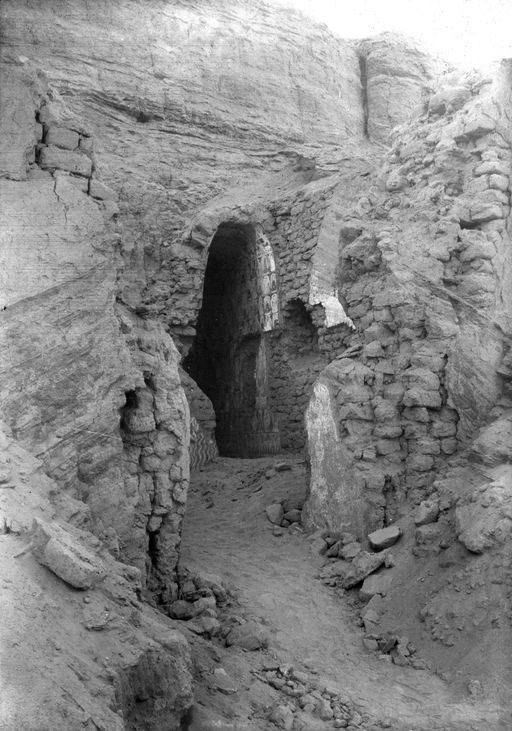 B1767: Blick durch Ziegelvorbauten in Gewölbegang: Szenen in Berglandschaften und Höhlenvorbauten (B_1767_P_11156_Bez.jpg)