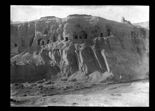 B 1768: Höhlen der Südterrasse vom gegenüberliegenden Ufer auf Höhe von Tempel 33 aus gesehen.