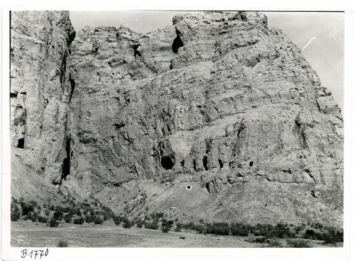 B 1770: Felswand mit Höhlen um 'Höhle 80'.