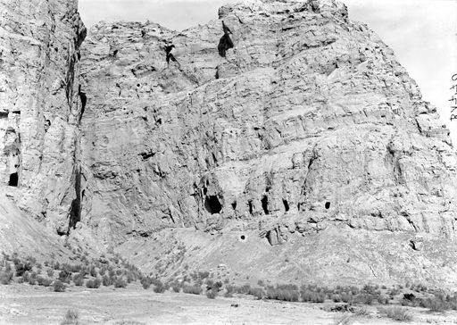 B1770: Felswand mit Höhlen um 'Höhle 80'. (B_1770_Kiz_80.jpg)