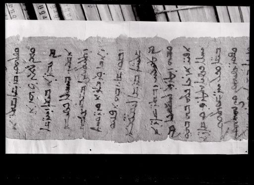 B 1780: Ein Blatt (von 6) einer mongolischen Urkunde in syrischer Schrift mit zwei Siegeln. Sie können mit den fotografierten Passagen auf B 1055 -1060 und 1777-80 und 1786 rekonstruiert werden.