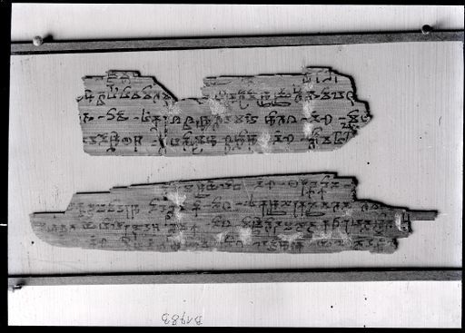 B 1783: Zwei Fragmente in Brāhmī-Schrift in einem Rahmen
