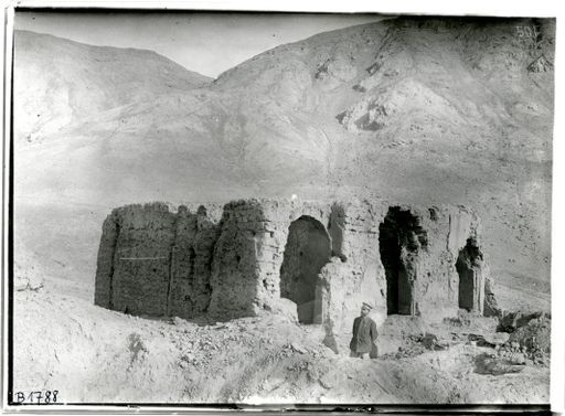 B 1788: Th. Bartus vor einem reich mit Wandmalereien versehenen Pfeilertempel