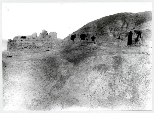 B 1789: Gebäudekomplex auf dem Hügel mit Stūpa-Tempel mit Wandmalereien, Zentralnische und Umwandlungsgang.