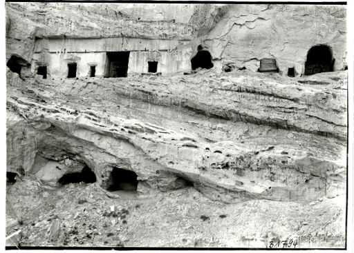 B1794: Höhlenanlage auf der westlichen Seite der 'Großen Schlucht' mit Balken-Vertiefungen und Resten von Wandmalereien (B_1794_Kiz_pos.jpg)