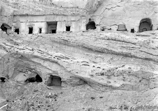 B 1794: Höhlenanlage auf der westlichen Seite der 'Großen Schlucht' mit Balken-Vertiefungen und Resten von Wandmalereien