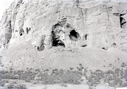 B 1795: Albert von Le Coq steht am am Eingang der Großen Schlucht. An ihrer östlichen Seite befindet sich hier hoch im Fels die kleine Kuppelhöhle, deren Kuppel nach Berlin gebracht wurde. Die Höhlen östlich der 'Großen Schlucht' haben durch Felsabstürze sehr gelitten