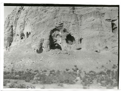 B1795: Albert von Le Coq steht am am Eingang der Großen Schlucht. An ihrer östlichen Seite befindet sich hier hoch im Fels die kleine Kuppelhöhle, deren Kuppel nach Berlin gebracht wurde. Die Höhlen östlich der 'Großen Schlucht' haben durch Felsabstürze sehr gelitten (B_1795_Kiz_pos.jpg)