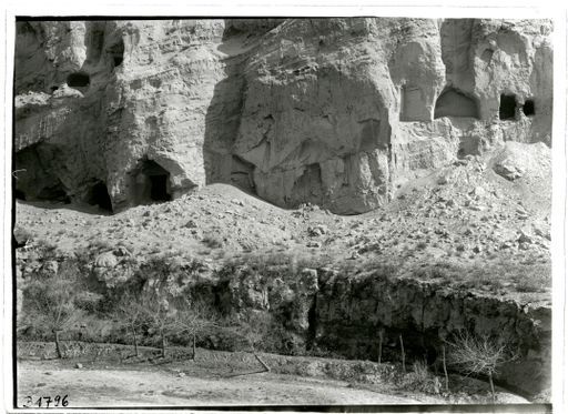 B1796: Felswand mit Höhlen, Kizil, am Eingang der großen Schlucht, Ostseite (B_1796_pos.jpg)