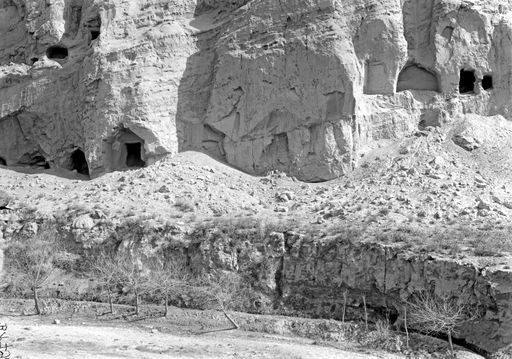 B 1796: Felswand mit Höhlen, Kizil, am Eingang der großen Schlucht, Ostseite