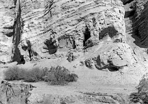 B 1797: Höhlenreste an der Ostseite der großen Schlucht