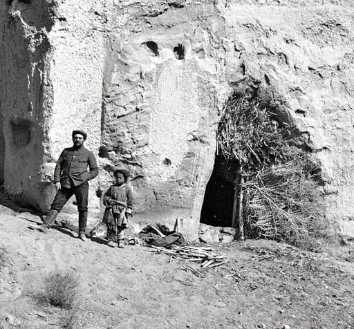 B1798: Pohrt und sein Hilfsjunge vor einer Höhlenanlage westlich der Kassettendeckenhöhlen (B_1798_Ausschnitt.jpg)