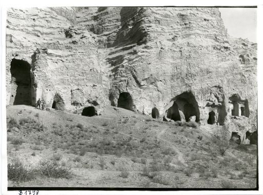 B 1798: Pohrt und sein Hilfsjunge vor einer Höhlenanlage westlich der Kassettendeckenhöhlen