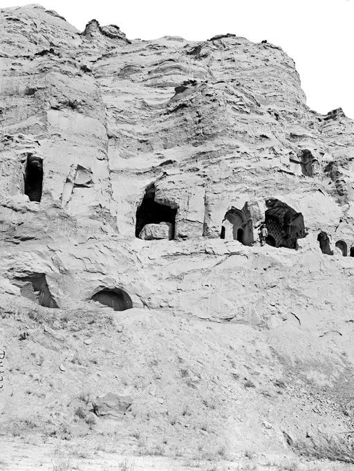 B1799: Höhlenanlage westlich der Teufelshöhlen bis Teufelshöhle A, darin sind Wandmalereien sichtbar. Theodor Bartus steht vor Höhle 198 (B_1799_Kiz_198-199.jpg)