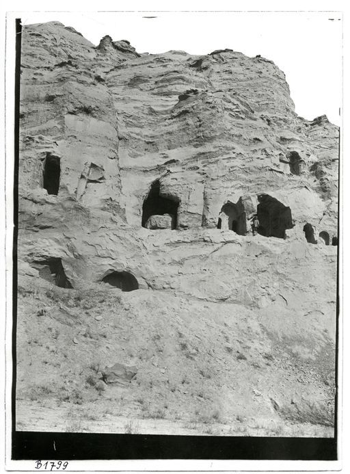 B 1799: Höhlenanlage westlich der Teufelshöhlen bis Teufelshöhle A, darin sind Wandmalereien sichtbar. Theodor Bartus steht vor Höhle 198