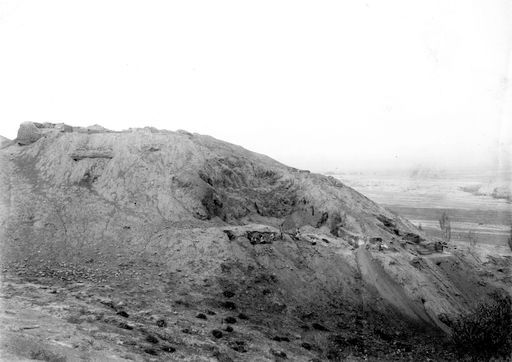 B1801: Höhlengruppe: Berg mit Terrasse und Höhlenanlage und Reste von Bauten (B_1801_Murtuk.jpg)