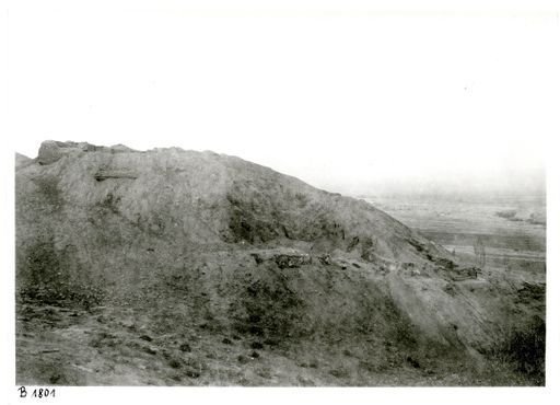 B 1801: Höhlengruppe: Berg mit Terrasse und Höhlenanlage und Reste von Bauten