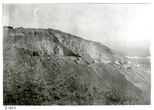 B 1803: Hügel mit Terrasse, Höhlenanlage und Reste von Bauten